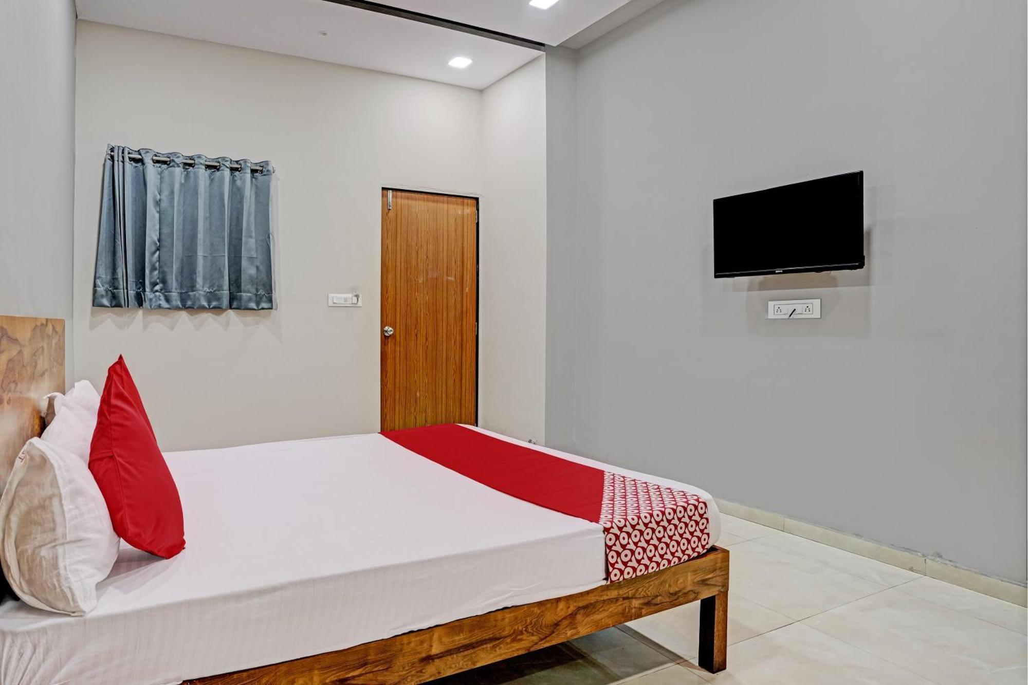 Oyo Flagship Hotel 9 Surat Exterior foto